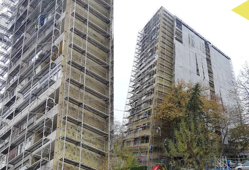 Фасадно скеле по цялата височина на панелен блок в Плевен